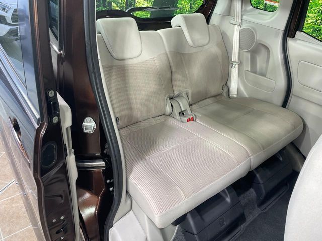 後部座席も気になるようなキズ・汚れやへたり等、大きなダメージはなく、良好な状態です。