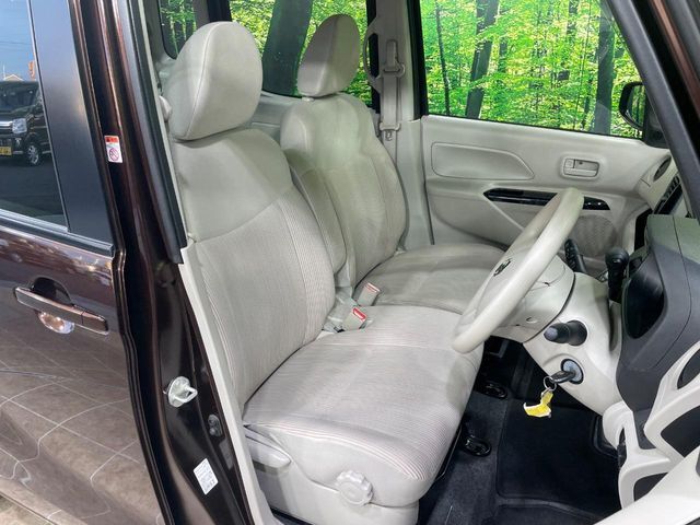 運転席シート廻りは使用感も少なく、良好な状態となっています。丁寧に使われていたことがよくわかりますね。