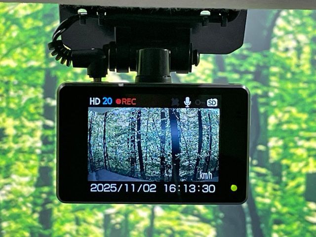 【ドライブレコーダー】安心・安全なカーライフに必須のドライブレコーダーを装備！走行中はもちろん、あおり運転や事故に遭遇した際の状況も映像で記録し、万一のリスクに備えます。