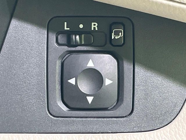 【電動格納ミラー】サイドミラーは電動格納式となっており、狭い駐車場でもキズがつくリスクを抑えられます。