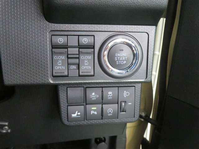 便利な両側パワースライドドア。降車時に運転席のスイッチを押して予約すれば、電子キーを持って近づくだけでドアが自動で開く「ウェルカムオープン機能」も使用できます！