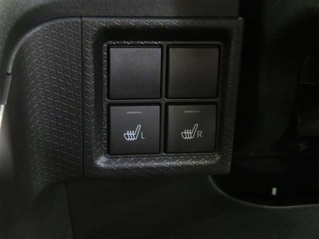 シート表面を直接温める「シートヒーター」で、寒い時期のドライブも快適です。