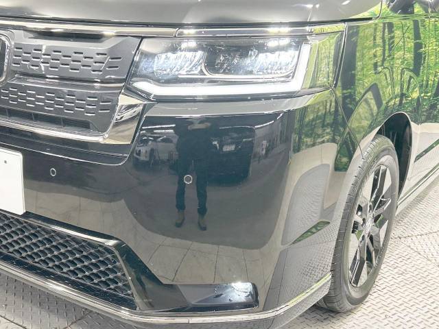 【LEDヘッドライト】悪天候や夜間走行時も良好な視界を確保し安心して運転できる高輝度LEDヘッドライトを装備！点灯速度が早く、消費電力も抑えられています。