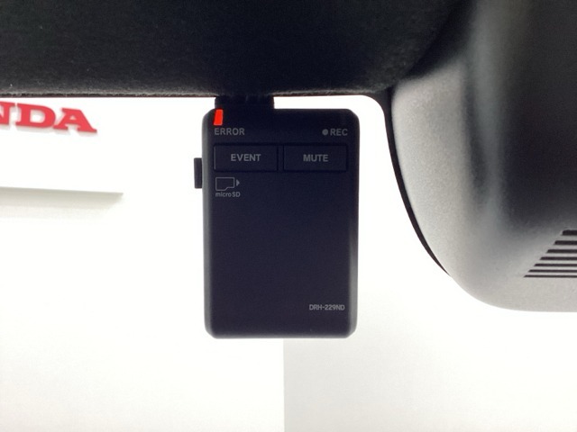 ドライブレコーダーが前方の監視をしてくれます。衝突や急ブレーキなどを感知した場合に、記録された動画が万が一の際に直前の状況を把握する手助けとなります。