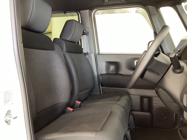 広い足元に肘掛けもついたゆったり座れるシートです。運転席と助手席の間が空いているため、助手席側への移動がスムーズです。交通量の多い道でも、助手席側から乗り降りができます。