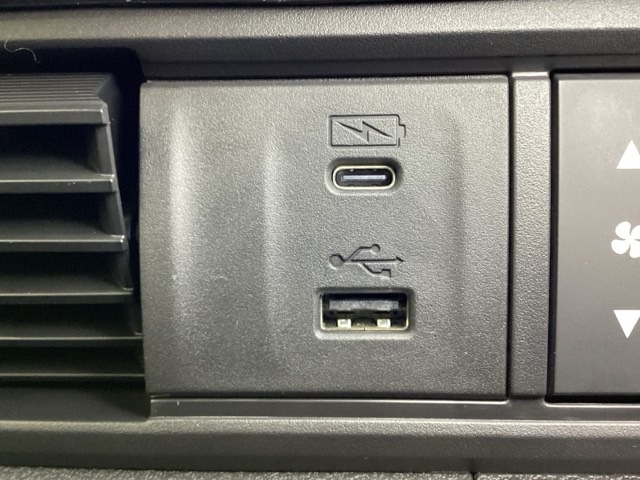 エアコン操作パネルの左側に、スマートフォンなどの充電可能なUSB端子と、音源などの外部入力の可能なUSB端子がついています。移動中に充電もできるので便利です。