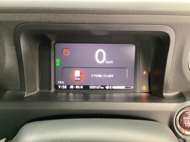 デジタル表示のスピードメーターとタコメーター、燃費やオドメーターなどの表示の他に、ホンダセンシング機能などの表示もできる多機能なマルチインフォメーション・ディスプレイです。