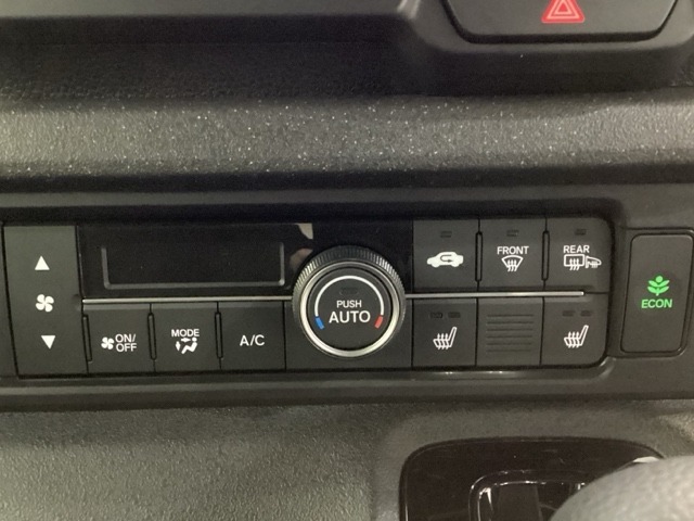 セレクトレバーの左上にオートエアコンがついてますので簡単操作で快適に過ごせます。シートヒータースイッチ内蔵で前席の左右別々にHiとLoの2段階で温度設定ができます。