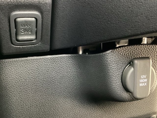 アクセサリーソケットはUSBのアダプターなどをつければ、スマホの充電にも使えます。