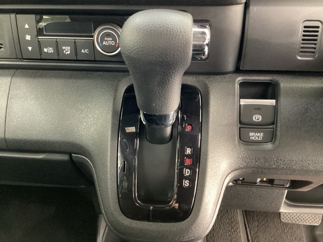 CVT車のセレクトレバーです。低速から高速まで、変速ショックのないスムーズな走りと、エンジン効率のよい領域を維持して燃費にも貢献します。サイドブレーキはスイッチ操作の電子制御パーキングブレーキです。