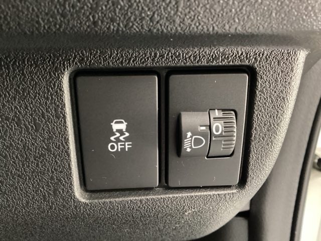 ハンドルの右側にはヘットライトリベライザーとHondaセンシング用のVSA解除スイッチなどがついています。ヘッドライトリベライザーは道路状況や積荷の加重に応じてライトの高さを調節できます。