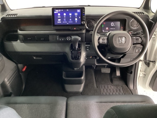 車内は光触媒抗菌消臭施工済です。インパネ周りはスタイリッシュなデザインで機能や装備も充実しています。グローブボックスやカップホルダーのほかにトレーなどたくさんの収納スペースが付いています。