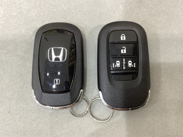 スマートキー付きですからドアロックの開閉およびエンジンスタートが楽々です。電動スライドドアの開け閉めもボタンで操作できます。スペアキーも同じものを用意しております。