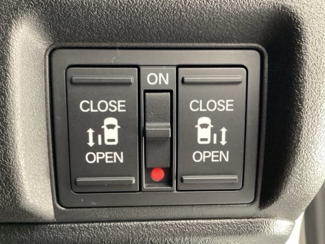 リアドアは乗り降りに便利な両側電動スライドドアです。また運転席に座っていながらスイッチ操作で自在にスライドドアを開け閉めできます。