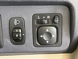 【電動格納ミラー】サイドミラーは電動格納式となっており、狭い駐車場でもキズがつくリスクを抑えられます。