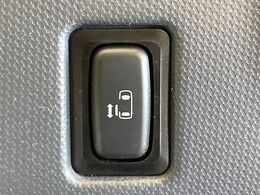 【パワースライドドア】スマートキーや運転席のスイッチでスライドドアの開閉が可能♪電動だから力を入れてドアを開ける必要が無く、小さいお子様でも、重い荷物を持っている時もラクに開け閉めできます♪