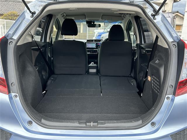 【トランク】積み込みやすくて、たっぷり積める荷室です。シートアレンジできるものは、乗車人数と荷物の量や大きさによってシートを動かすことができるので、より快適なドライブが可能です！