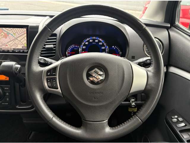 【純正ステアリング】手にしっかり馴染みとても運転しやすいハンドルです♪高級感もにじみ出ております☆