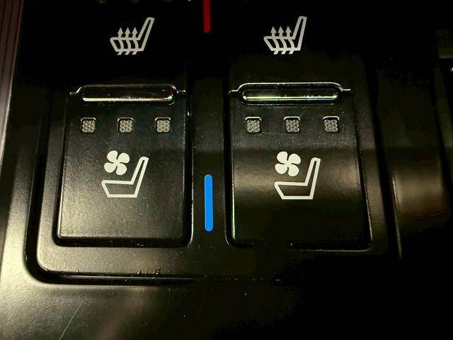 【シートヒーター＆シートクーラー】高級車にふさわしい快適装備で、夏場は座面から涼しい風が、冬場は身体の芯からポカポカになりますね。