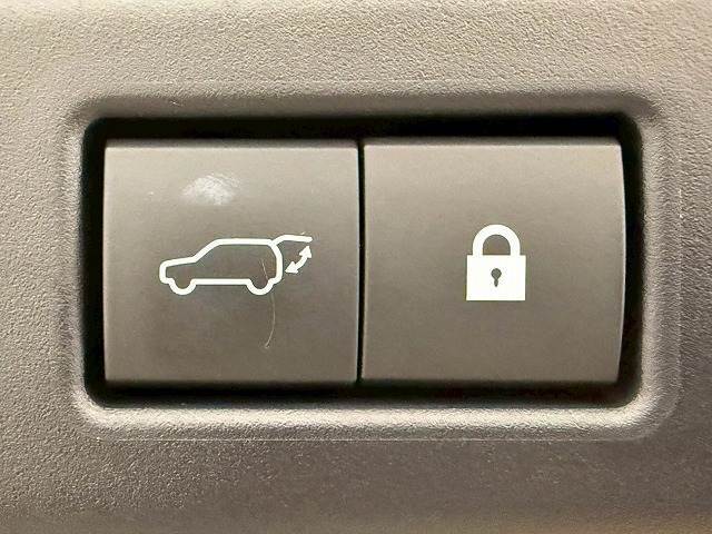 【電動リアゲート】ボタンひとつで大きなゲートも簡単に開閉可能です。背の高いSUVならではの装備は嬉しいですね。