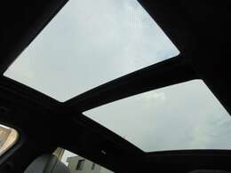 パノラマガラスサンルーフ付きです。開放感を楽しめます。換気にも便利です。