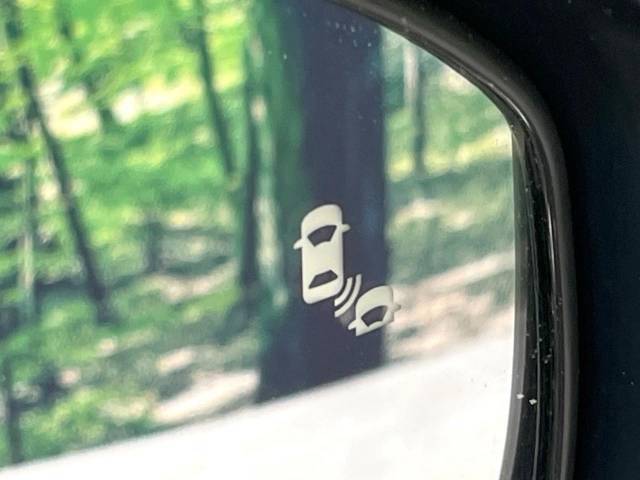 【ブラインドスポットインフォメーション】走行中、ドアミラーの死角になりやすい箇所に後続車が接近するとサイドミラー付近に警告を表示、ドライバーに注意喚起をしてくれます。