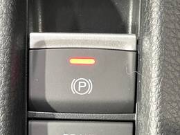 【電動パーキングブレーキ】パーキングブレーキは便利な電動式！ボタン一つで操作でき、アクセルを踏めば自動で解除されます♪レバーやペダルが無いので運転席廻りもすっきりしますね♪