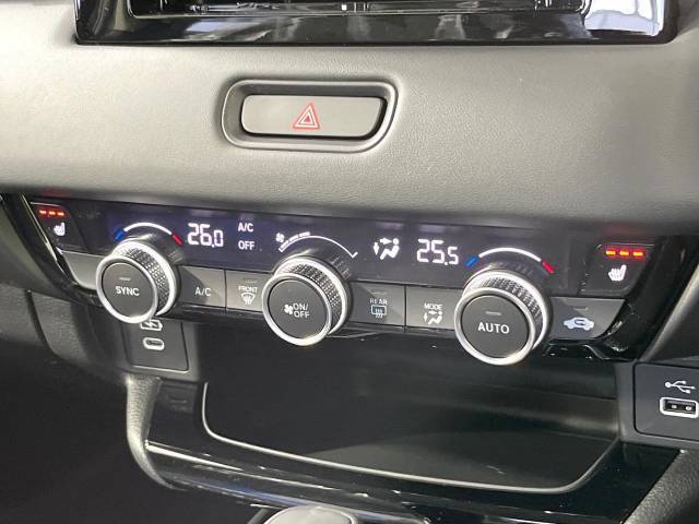 【左右独立型フルオートエアコン】運転席と助手席でそれぞれお好みの温度に設定可能。同乗者にも配慮した、快適な空調をお届け致します。