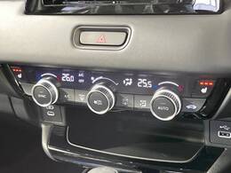 【左右独立型フルオートエアコン】運転席と助手席でそれぞれお好みの温度に設定可能。同乗者にも配慮した、快適な空調をお届け致します。