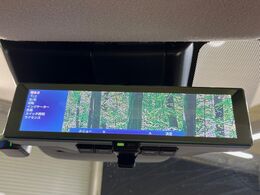 【インテリジェントルームミラー】後席の大きな荷物や同乗者で後方が確認しづらい時でも安心！カメラが撮影した車両後方の映像をルームミラー内に表示。クリアな視界で状況の確認が可能です！