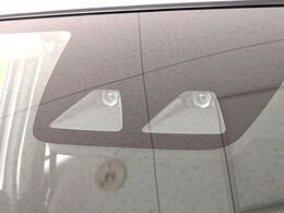 【スマートアシスト】走行中に前方の車両等を認識し、衝突しそうな時は警報とブレーキで衝突回避と被害軽減をアシスト。より安全にドライブをお楽しみいただけます。