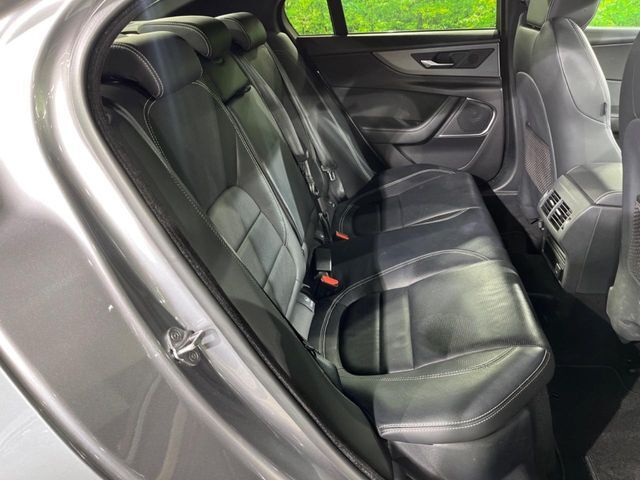 質感の高いシートでございます。使用感が出やすい運転席ですが、綺麗な状態を保っております。前席の状態は内装の状態を見る大きなポイントになると思いますので、是非一度、実際にご覧くださいませ。