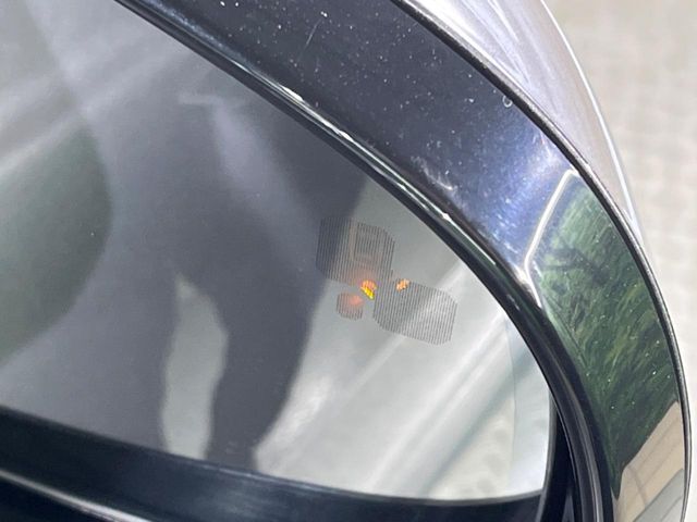 ◆ブラインドスポットモニター『左右斜め後ろを平行して走る車を認識し、車線変更の際に危険を察知するとドライバーへ警告を促します。夜・雨・トンネル内など走行時の環境が悪い時ほど便りになる安全装置です。』