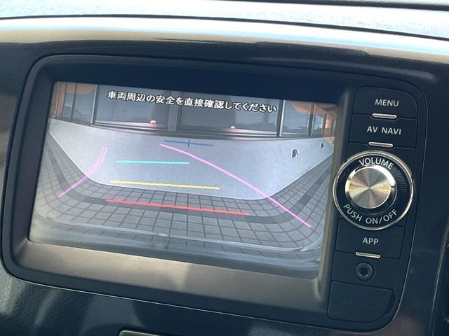 【バックカメラ】駐車時に後方がリアルタイム映像で確認できます。大型商業施設や立体駐車場での駐車時や、夜間のバック時に大活躍！運転スキルに関わらず、今や必須となった装備のひとつです！