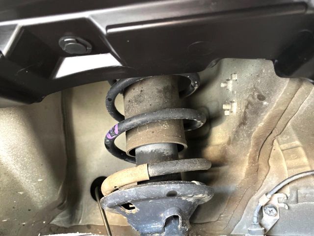 お車を安心してお乗りいただく為には、足回りの定期点検が欠かせません。サービスサポート（有償保証）では無料点検もご提供しており、安心のカーライフをお過ごしいただけるサポート体制が整っています。