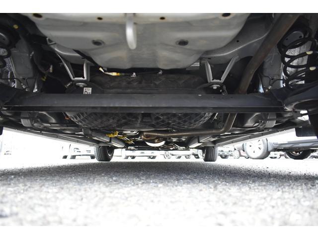 車両後方からの下回りです。マフラー防錆塗装や下回り防錆施工等も可能でございます。