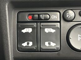 【両側パワースライドドア】スマートキーや運転席のスイッチで後席両側スライドドアの開閉が可能♪電動だから力を入れてドアを開ける必要が無く、小さなお子様でも簡単に開け閉めでき快適です♪