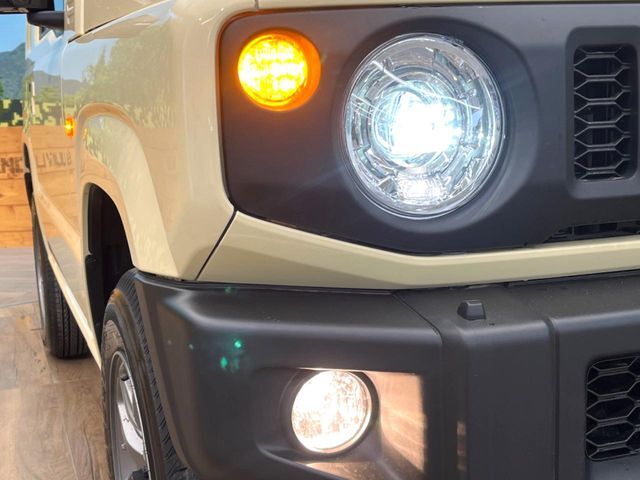 【LEDヘッドライト】悪天候や夜間走行時も良好な視界を確保し安心して運転できる高輝度LEDヘッドライトを装備！点灯速度が早く、消費電力も抑えられています。