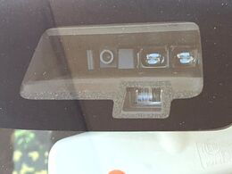 【スズキ　セーフティサポート】走行中に前方の車両等を認識し、衝突しそうな時は警報とブレーキで衝突回避と被害軽減をアシスト。より安全にドライブをお楽しみいただけます。