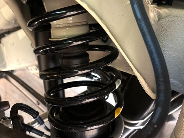 お車を安心してお乗りいただく為には、足回りの定期点検が欠かせません。サービスサポート（有償保証）では無料点検もご提供しており、安心のカーライフをお過ごしいただけるサポート体制が整っています。
