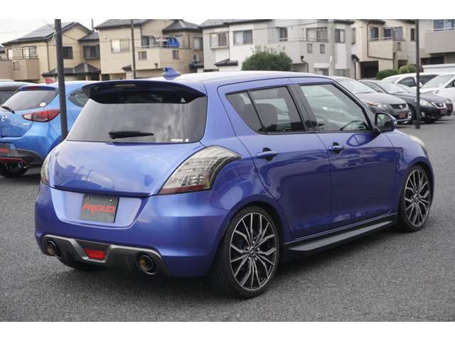 車両入庫チェックではエンジン・機関系をはじめ、電装装備、内装など100項目以上のチェックをしています。試乗も行なっていますのでご安心下さい。