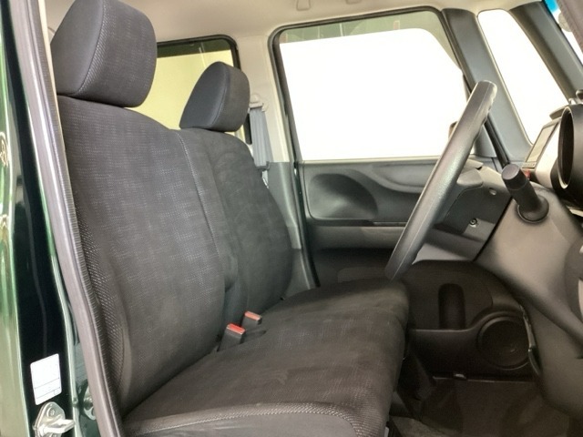広い足元に肘掛けもついたゆったり座れるシートです。運転席と助手席の足元が空いているため、助手席側への移動がスムーズです。交通量の多い道でも、助手席側から乗り降りができます。