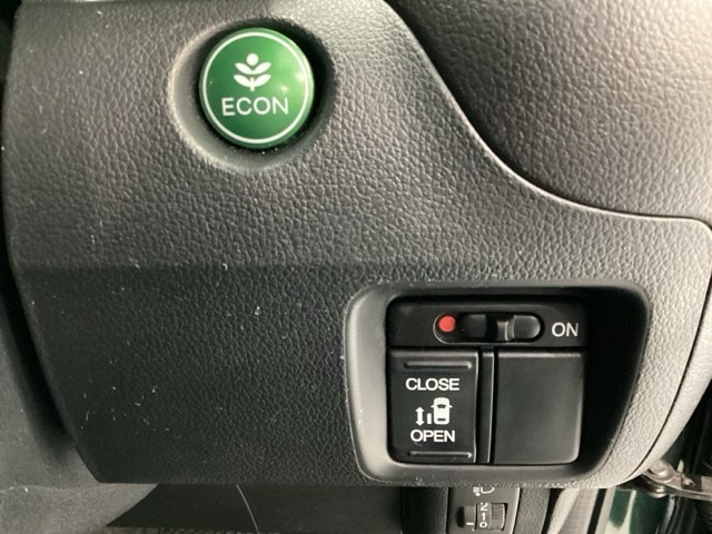 左側電動スライドドアは運転席からでも操作ができるように、ハンドル付近に開閉の操作スイッチが付いています。燃費に役立つECONボタンもここです。