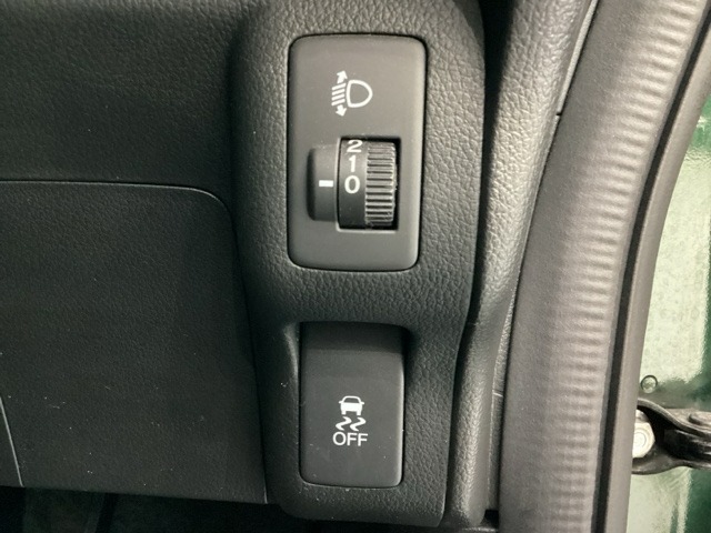 ハンドルの右側にはヘットライトリベライザーとVSA解除スイッチなどがついています。ヘッドライトレベライザーは道路状況や積荷の加重に応じてライトの高さを調節できます。