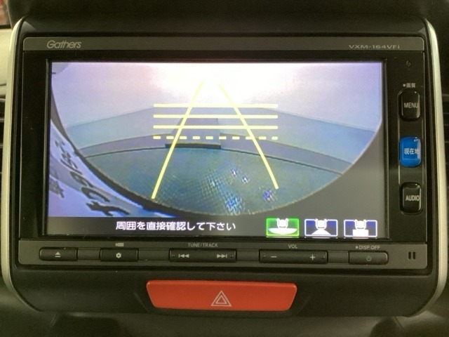 バックでの車庫入れも安心です！　リアカメラが付いているバックモニター付のナビを装備しております。操作線もついており距離感も画面から確認できます。