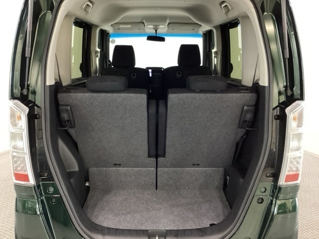 開口部も広く荷物の積み下ろしもしやすいお車となっております。シートの背もたれは5：5の割合で分割して可倒できるので、長いお荷物などを載せることもできます。