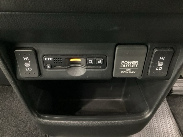 前席の左右別々のシートヒータースイッチが付いています。HiとLoの2段階で温度設定ができます。スイッチの間にはアクセサリーソケットとETCがついており、高速道路の料金所の通過も楽々です！。