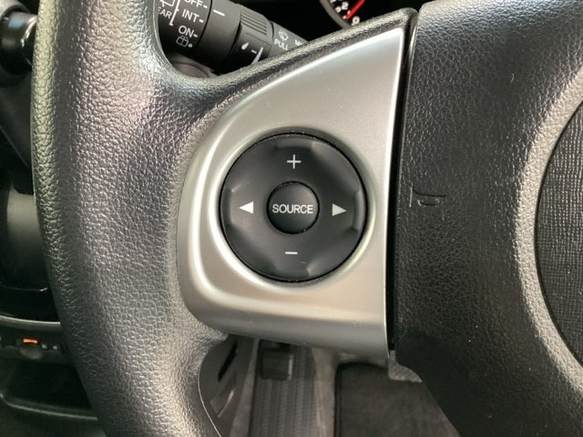 ステアリングスイッチがついていますので、オーディオのチャンネル変更、ボリューム、ジャンル変更が操作可能です。ハンドルから手を離さず安全に操作できます。
