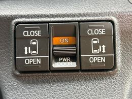 【両側パワースライドドア】スマートキーや運転席のスイッチで後席両側スライドドアの開閉が可能♪電動だから力を入れてドアを開ける必要が無く、小さなお子様でも簡単に開け閉めでき快適です♪