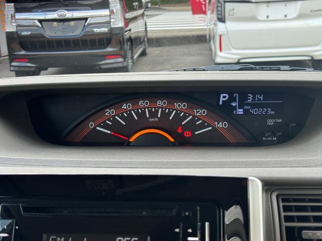 メーター・レバー・スイッチ類をシンプルにまとめスマートな空間は視界も広く快適です。